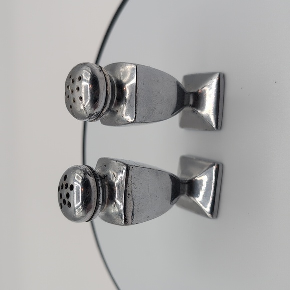 Vintage Diner Silver Toned Salt and Pepper Shakers - Picture 4 of 10